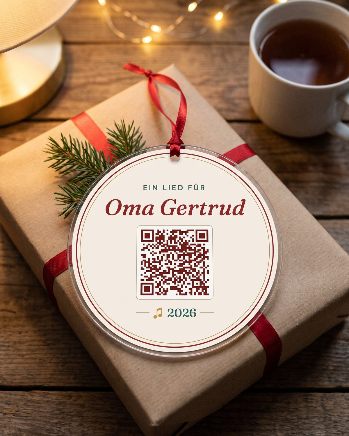 Christbaum-Anhänger auf einem Geschenk (Beispiel)