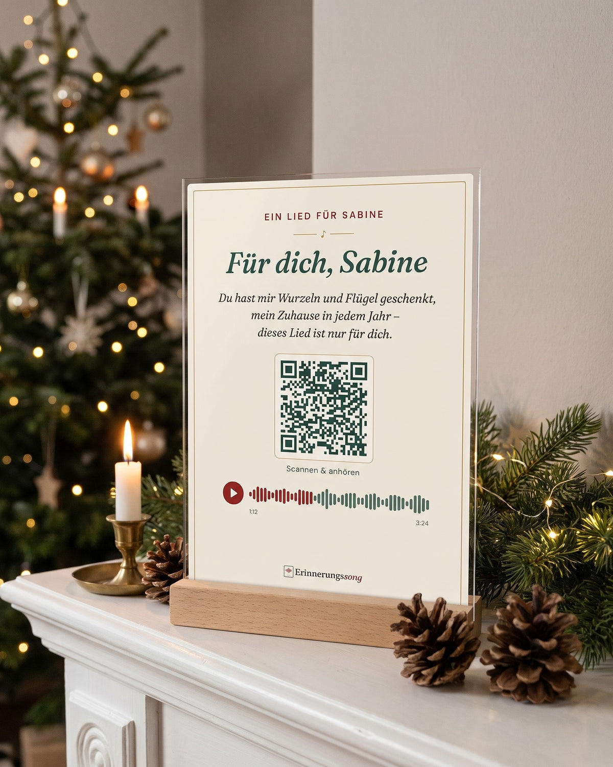 Acryl-Aufsteller mit QR-Code auf dem Kaminsims (Beispiel)
