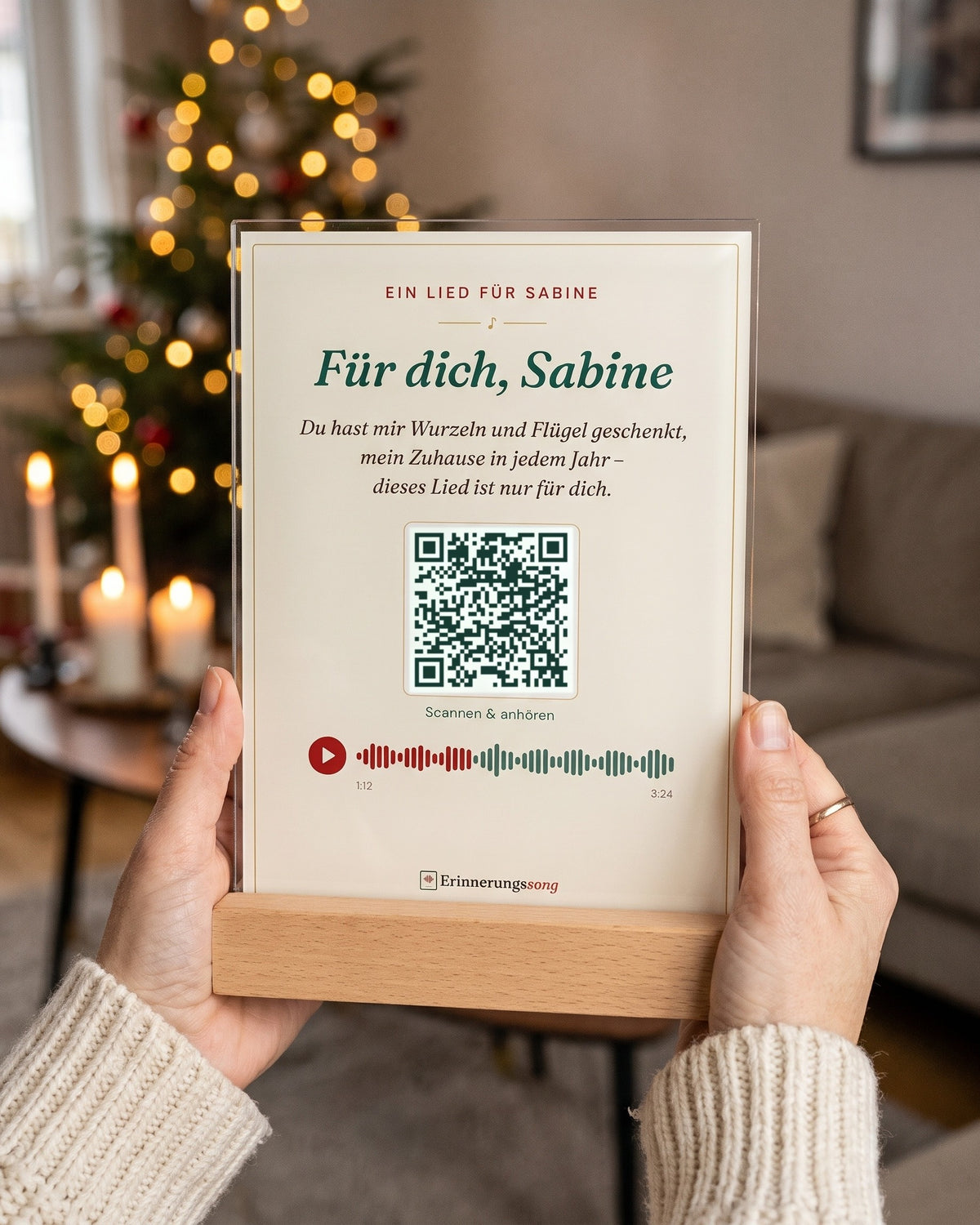 Hände halten den Acryl-Aufsteller mit Holzfuß (Beispiel)